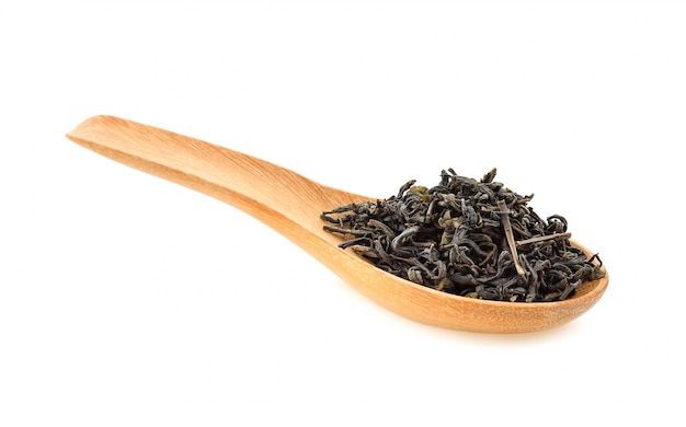 Wysusz liście zielonej herbaty w drewnianej łyżce