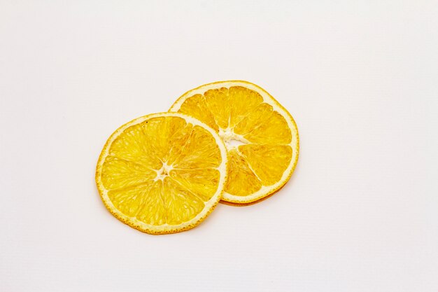 Wysuszeni plasterki odizolowywający na białym tle pomarańcze