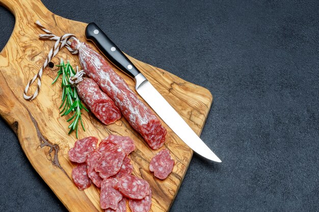 Wysuszona organicznie salami kiełbasa na drewnianej tnącej desce