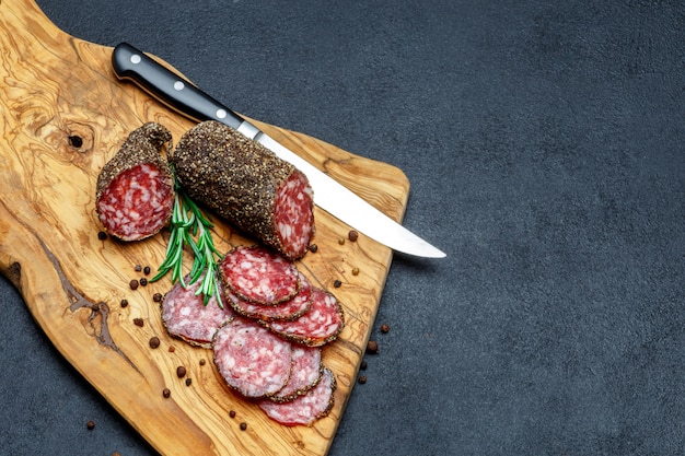 Wysuszona organicznie salami kiełbasa na drewnianej tnącej desce