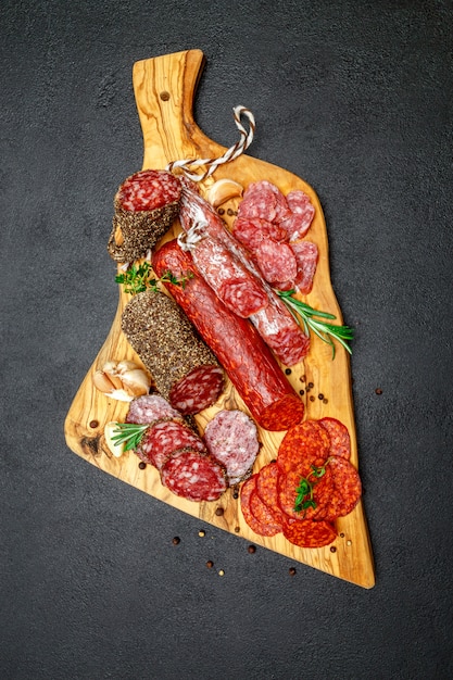 Wysuszona organicznie salami kiełbasa na drewnianej tnącej desce