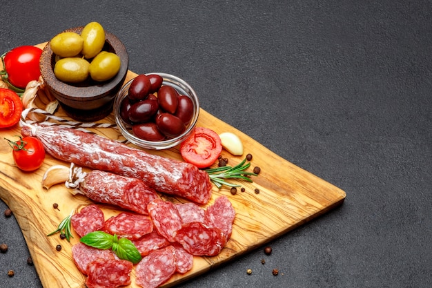 Wysuszona organicznie salami kiełbasa na drewnianej tnącej desce