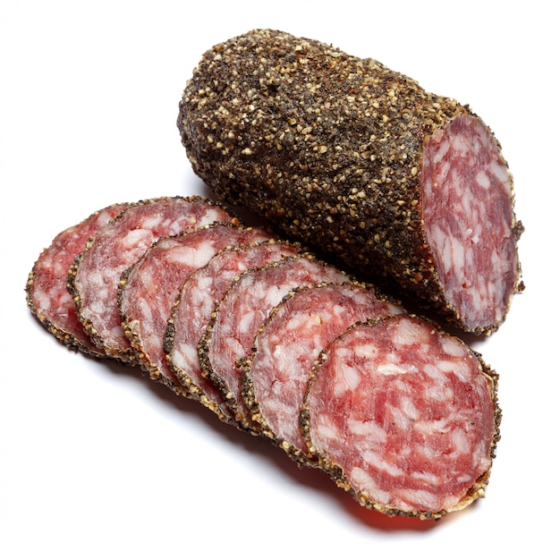 Wysuszona organicznie salami kiełbasa zakrywająca z pieprzem na bielu odizolowywającym