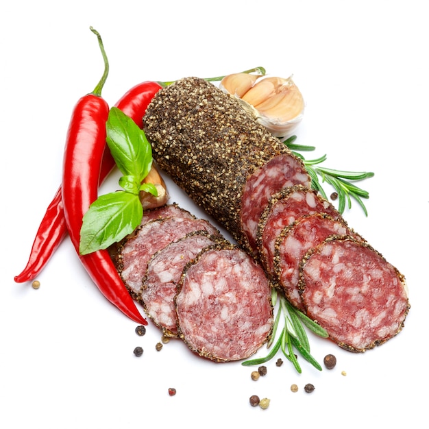 Wysuszona organicznie salami kiełbasa zakrywająca z pieprzem na bielu odizolowywającym