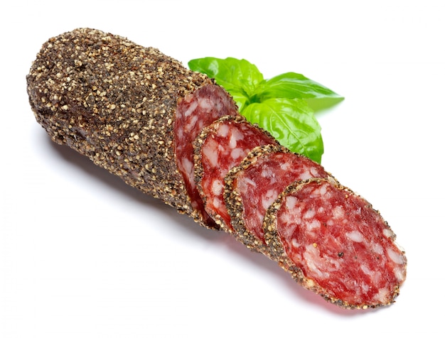 Wysuszona organicznie salami kiełbasa zakrywająca z pieprzem na bielu odizolowywającym