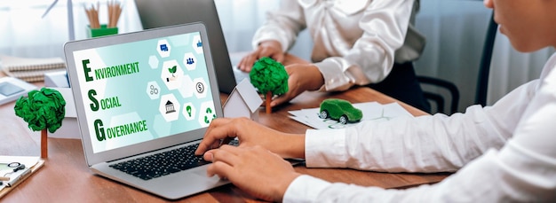 Zdjęcie wyświetlacz esg dotyczący ładu społecznego w zakresie ochrony środowiska na laptopie w przyjaznej środowisku firmie spotkanie z przedsiębiorcami wdrażającymi ochronę środowiska na rzecz czystej i zrównoważonej przyszłej ekologii pionierskie
