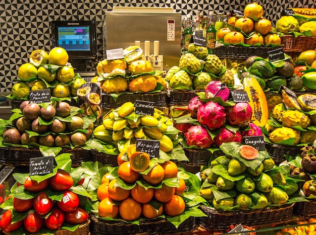 Wyświetlacz owoców, w tym mango, mango i ogórek.