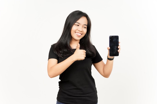 Wyświetlanie aplikacji lub reklam na pustym ekranie smartfona pięknej azjatyckiej kobiety na białym tle