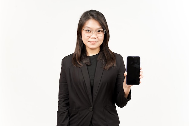 Wyświetlanie aplikacji lub reklam na pustym ekranie smartfona pięknej azjatyckiej kobiety ubranej w czarną marynarkę