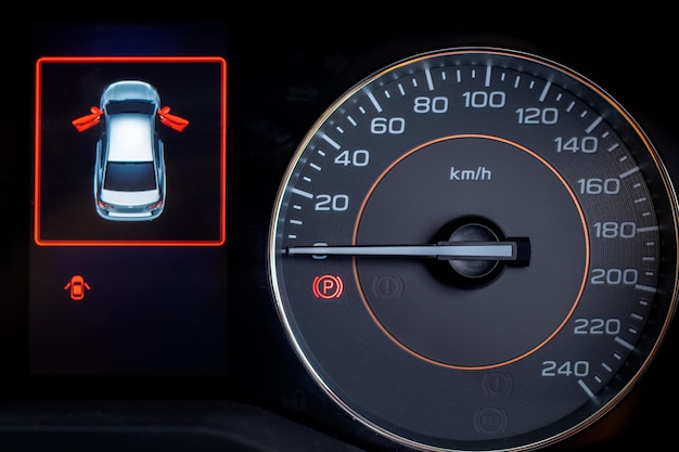 Wyświetlanie na ekranie lampki ostrzegawczej stanu samochodu na symbolach panelu deski rozdzielczej, które pokazują wskaźniki usterek;