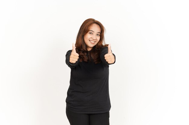 Wyświetlono kciuk w górę pięknej azjatyckiej kobiety ubranej w czarną koszulę na białym tle