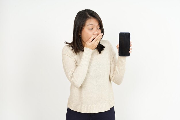 Wyświetlono na pustym ekranie smartfona piękne azjatyckie kobiety na białym tle