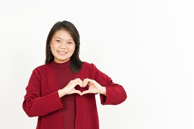 Wyświetlono Znak Miłości Pięknej Azjatyckiej Kobiety W Czerwonej Koszuli Na Białym Tle
