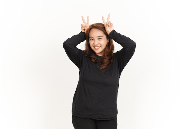 Wyświetlono znak pokoju pięknej azjatyckiej kobiety ubranej w czarną koszulę na białym tle