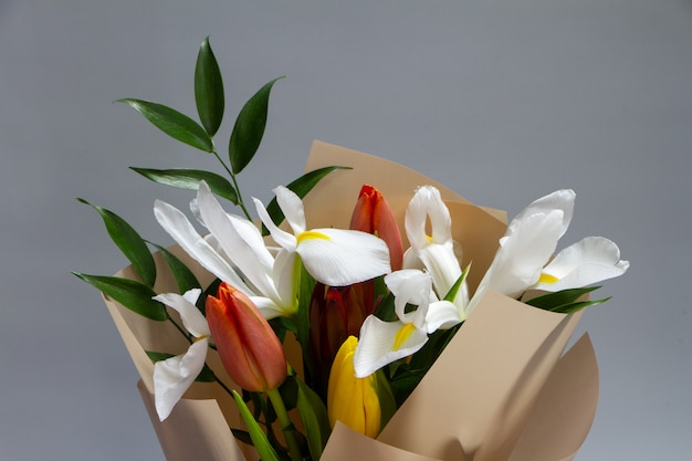 Wyszczególnia zbliżenie wiosny świeżego bukiet tulipan, irys, ruscus, selekcyjna ostrość