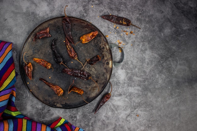 Wytnij Chili W Komicznej Lub Płytce Grzewczej, Aby Upiec Je Z Boku Z Meksykańską Tkaniną