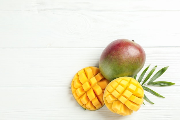 Wytnij dojrzałe mango i liść palmowy