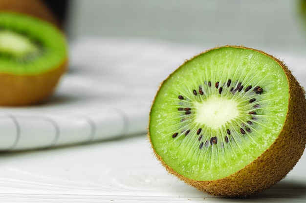 Wytnij pół plasterka kiwi