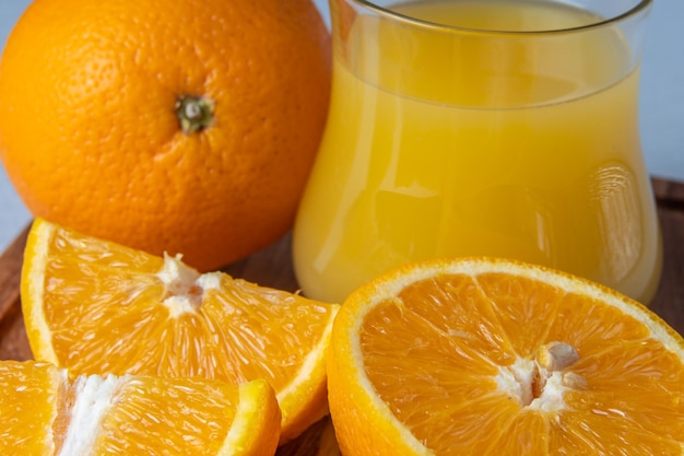 Wytnij pomarańczowe zbliżenie na zdjęcie makro soku