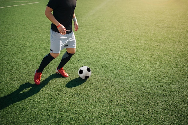 Wytnij Widok Człowieka Gra Footbal Sam Na Zewnątrz. On Będzie Kopał Piłkę.