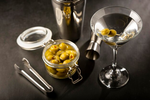 Wytrawny napój martini z zielonymi oliwkami