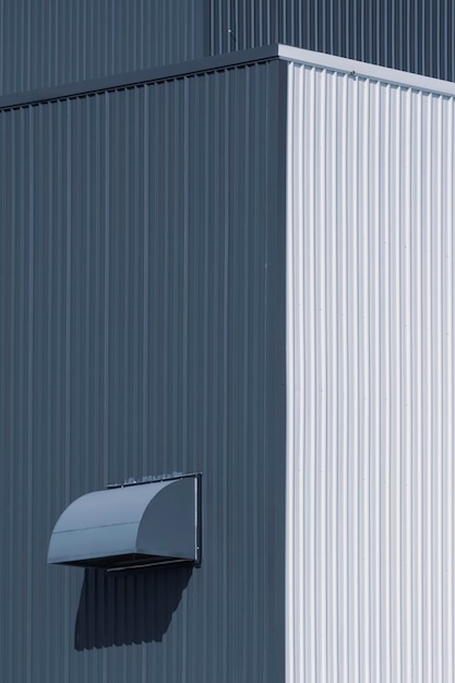 Wywietrznik suszarki na białym i szarym budynku magazynowym z blachy falistej w ramie pionowej