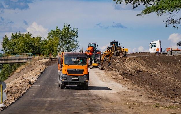 Wywrotki przemysłowe pracujące na budowie autostrad załadunek i rozładunek żwiru i ziemi ciężkiej działalności maszynowej