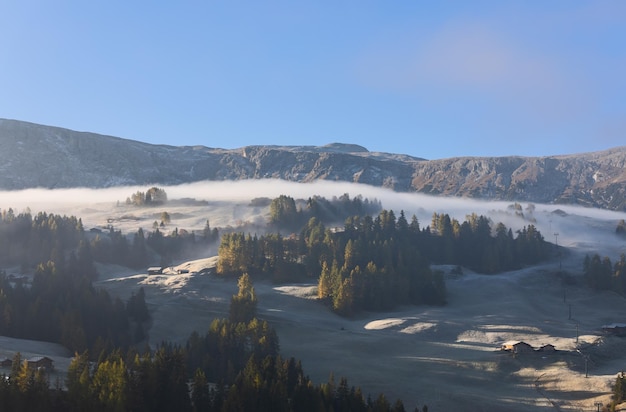 Wyżyny płaskowyżu Seiser Alm na początku jesieni mroźny poranek Południowy Tyrol we Włoszech