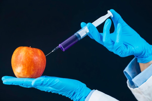 Wzbogacanie owoców chemikaliami w celu zwiększenia sprzedaży Obrzydliwa praktyka polegająca na wstrzykiwaniu chemikaliów do owoców jabłkowych
