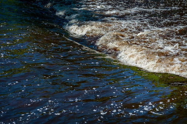 Wzburzona woda wiosennej rzeki