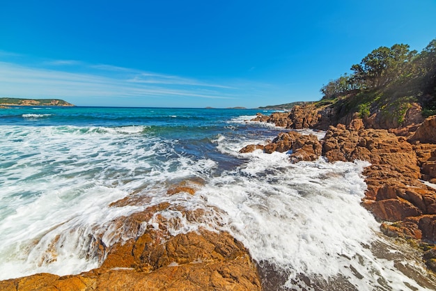 Wzburzone morze na plaży Piccolo Pevero w Costa Smeralda we Włoszech