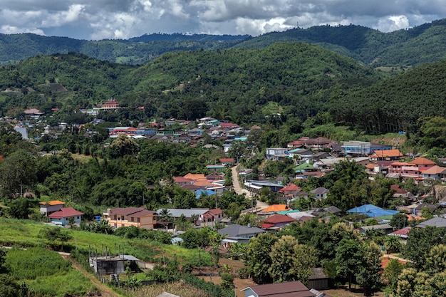 Zdjęcie wzgórza i domy wśród drzew w chiang rai w tajlandii