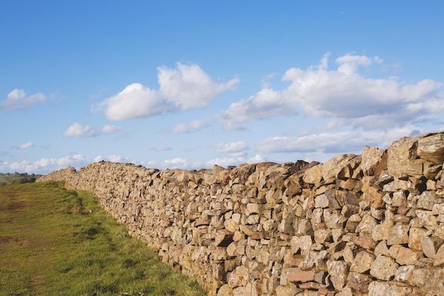 Wzgórza i kamienne ogrodzenie w Anglii
