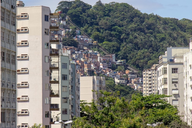Wzgórze Santa Marta widziane z dzielnicy Humaita w Rio de Janeiro. Brazylia.