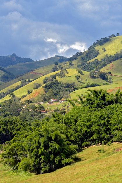Wzgórze Serra da Mantiqueira z pastwiskami i połaciami Lasu Atlantyckiego
