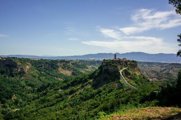 Wzgórze w Civita di Bagnoregio z widokiem na Valle dei Calanchi Włochy