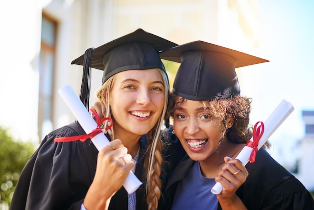 Wzmocnij Się Zdjęcie Szczęśliwych Studentów W Dniu Ukończenia Szkoły