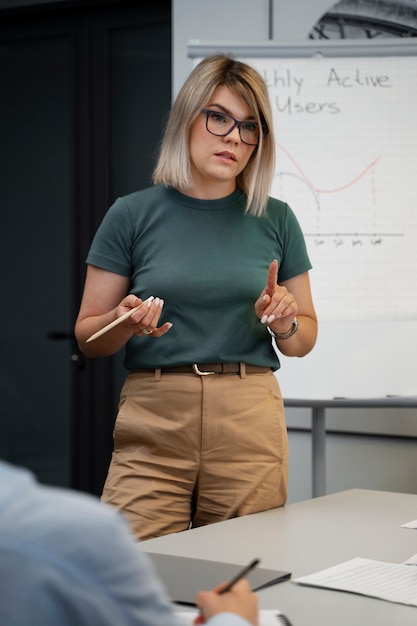 Wzmocniona kobieta biznesowa pracująca w mieście