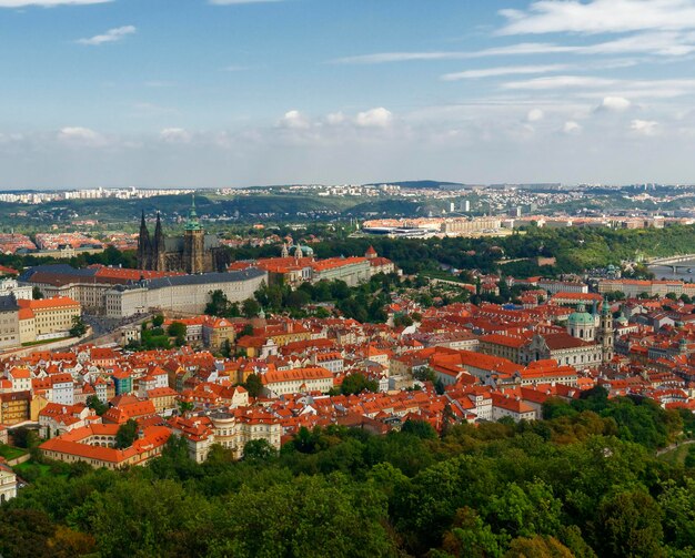 Zdjęcie wzniesiony widok na pragę - czechy