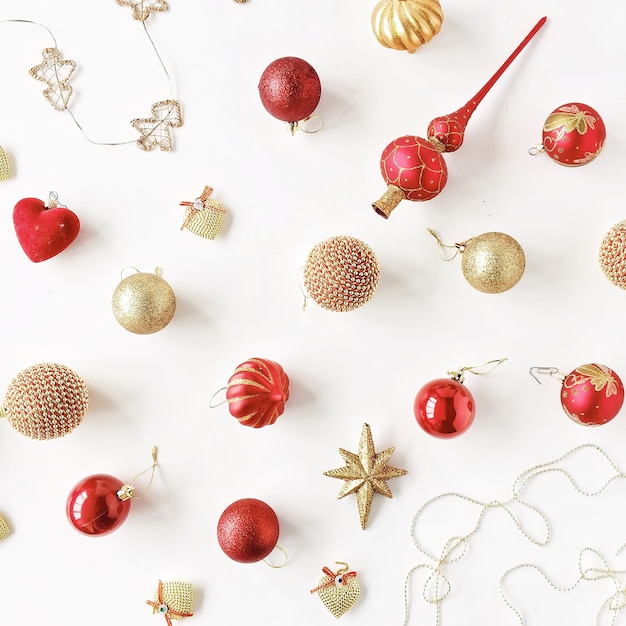 Wzór dekoracji świątecznej, z bombkami choinkowymi, świecidełkiem, kokardką. tapeta świąteczna.