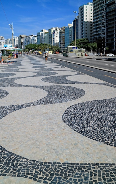 Wzór fali słynnego portugalskiego chodnika wzdłuż plaży Copacabana w Rio de Janeiro w Brazylii