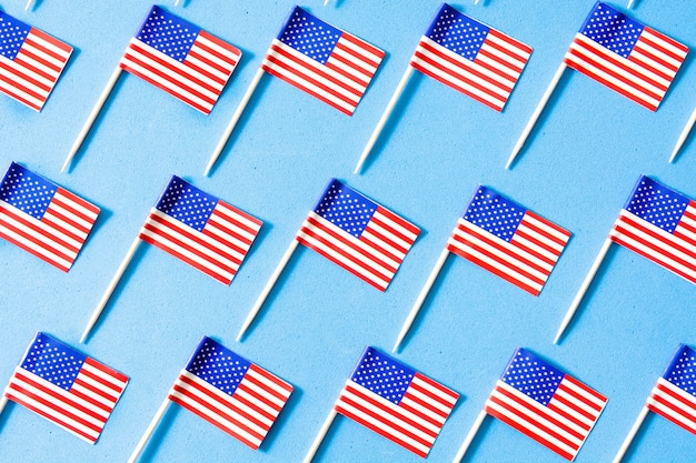 Wzór flagi USA na niebieskim tle