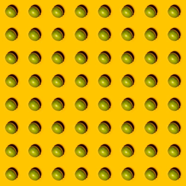 Wzór limonki na żółtym tle Koncepcja kreatywnej żywności Płaski świecki