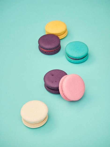 Wzór Macarons na pastelowym niebieskim tle