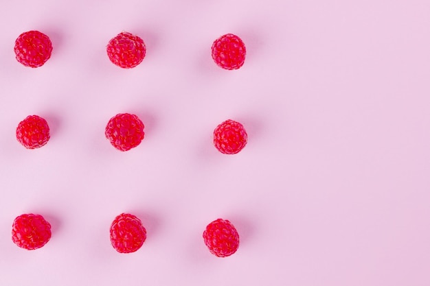 Wzór malin na różowym tle Kolorowa dieta i koncepcja zdrowej żywności