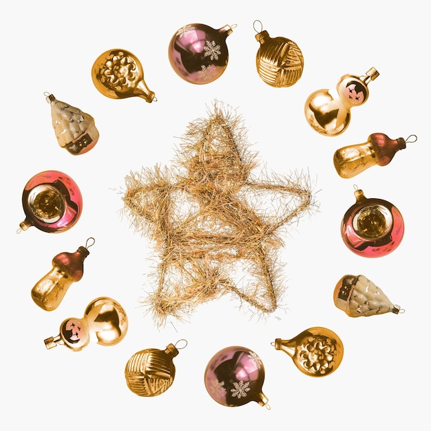 Wzór Nowy Rok i Boże Narodzenie Szklane ozdoby na choinkę w stylu retro wokół domowej roboty złotej gwiazdy na białym tle Do tła i opakowania