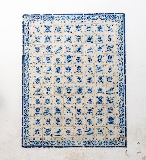Wzór Płytek Azulejo Na ścianie Z Ptakami I Kwiatami