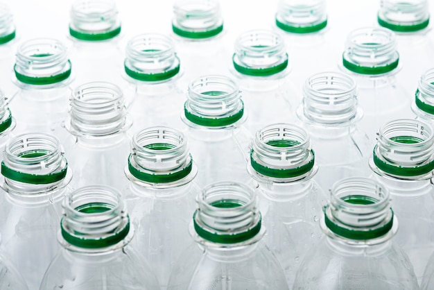 Wzór przezroczystych plastikowych butelek bez pokrywek