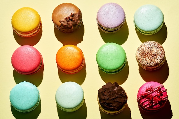 Wzór różnych macarons o różnych smakach Jasne kolory Francuskie wypieki