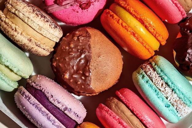 Wzór różnych macarons o różnych smakach Jasne kolory Francuskie wypieki